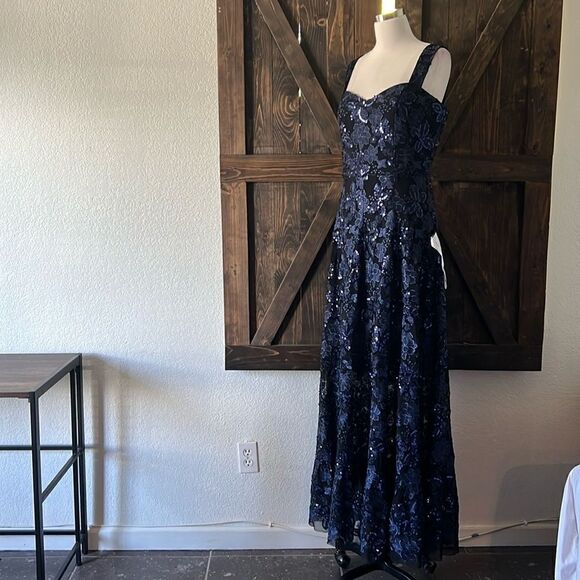 DRESS THE POPULATION Anable Sequin Embroidery Gown - Picture 6 of 14